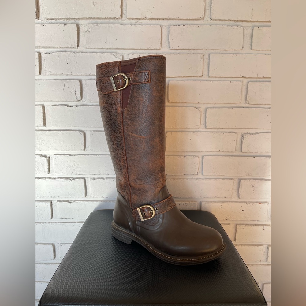 Size 8 women’s Bogs leather boots